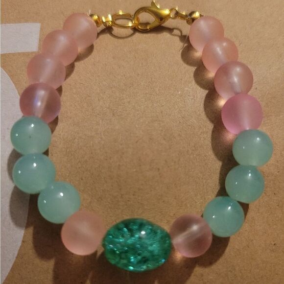 Jade stone charm & pink bracelet - Picture 1 of 10